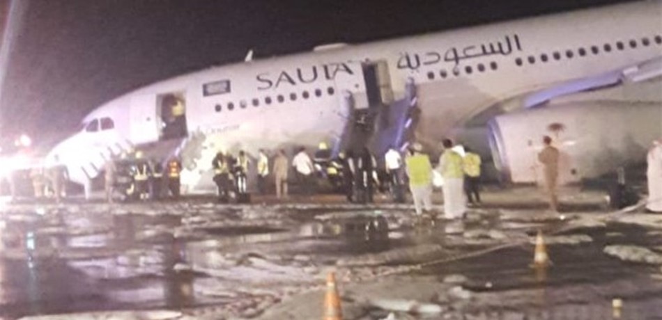 بالفيديو: هبوط اضطراري لطائرة بالمطار.. ماذا جرى على متن الرحلة 3818؟ 