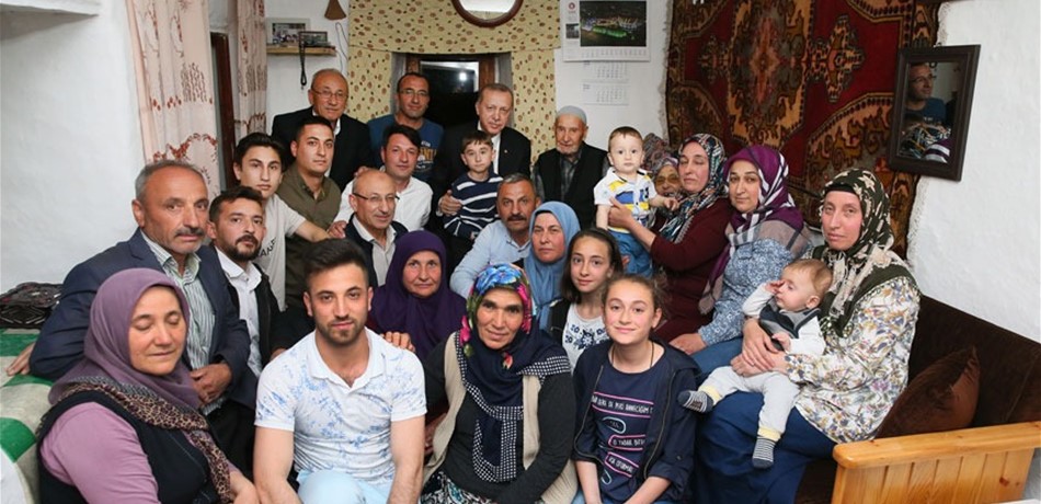 بالصور.. أردوغان يفطر في منزل مواطن تركي!