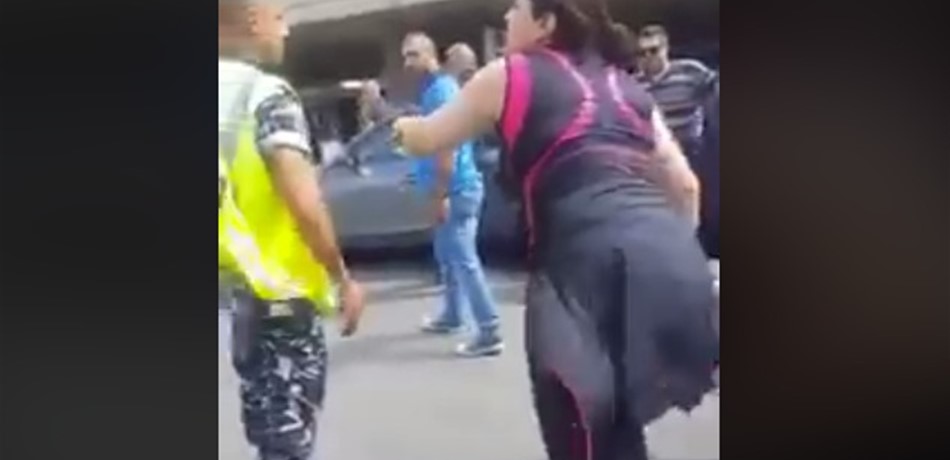 بالفيديو: مواطنة ثانية تتهجّهم على عناصر الأمن بالمطار.. وتصفهم بـ"الكلاب"!