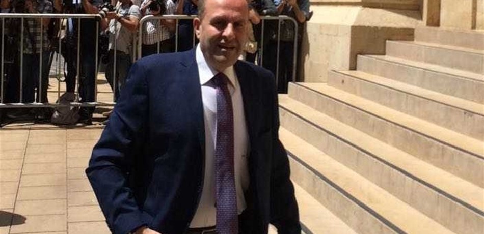 بالصور: نواب جدد وعائدون يدخلون المجلس.. بإشارة النّصر!