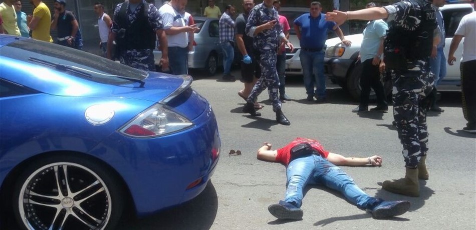 بالفيديو: بعد مقتله.. أقارب "نزيه حمود" يعتدون على سيارة لقوى الأمن
