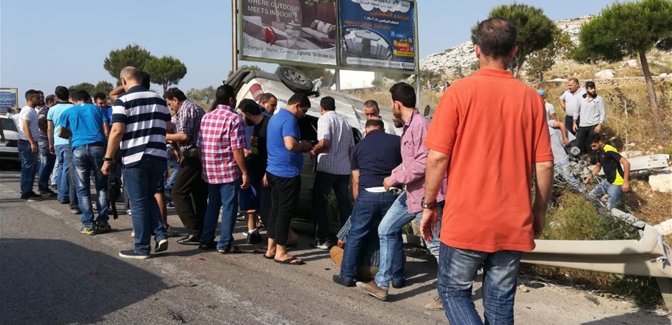 بالفيديو.. انقلاب فان على اتوستراد أنفه واحتجاز الركاب داخله 