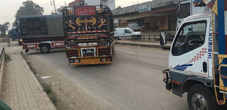 بالصور.. مزارعو البطاطا يقطعون الطّريق الدّولي في عكّار