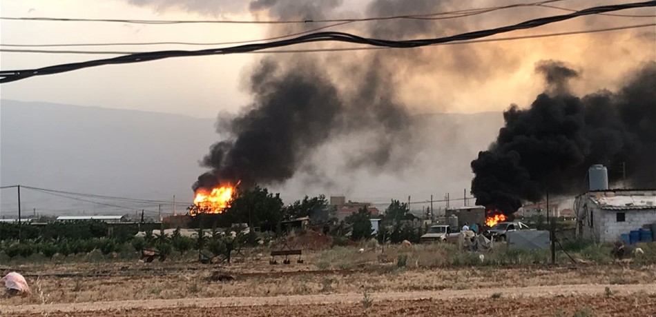 بالصور: بعد ساعات على جريمة بريتال.. شبانٌ يحرقون منزل المتهم