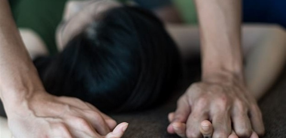 سائق تاكسي يتلذذ بتمزيق ملابس النساء واغتصابهن.. القصة بدأت قبل 24 عاماً! 