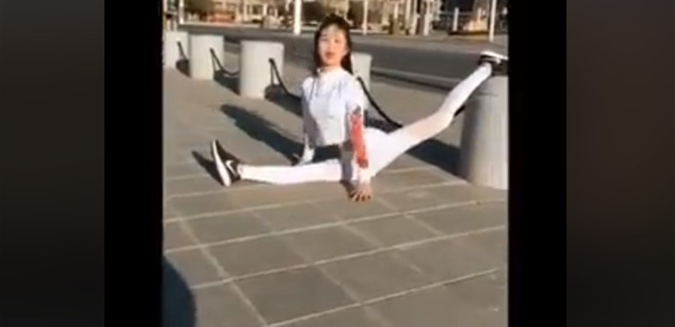 بالفيديو.. شاهدوا ليونة ومرونة جسد هذه الفتاة!