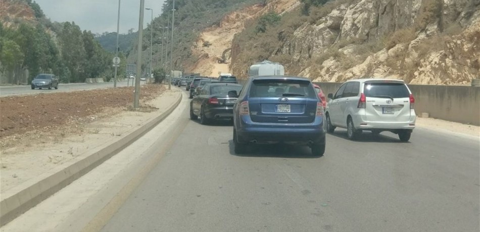 تصادم بين 8 مركبات على أوتوستراد المتن السريع