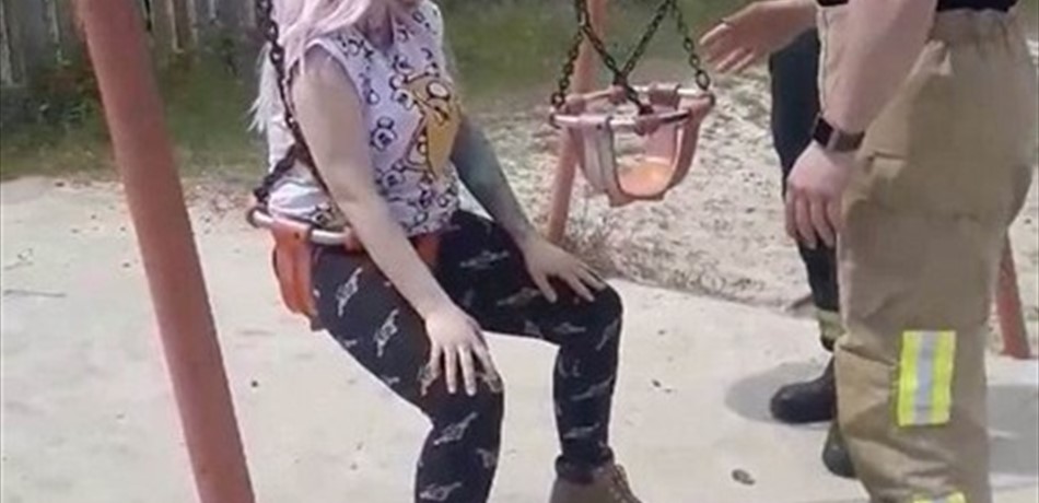 بالصور: إنقاذ امرأة من مأزق محرج.. داخل أرجوحة أطفال!