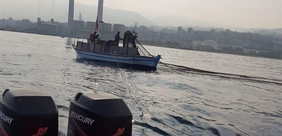 بالصور.. زورق يعلق بشباك صيد مقابل شاطئ ذوق مكايل