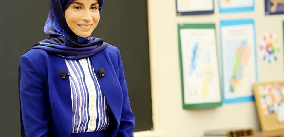 "لو موند" تفتح ملف عناية عز الدين: رجل يلهمها.. وهكذا وصلت إلى الوزارة! 