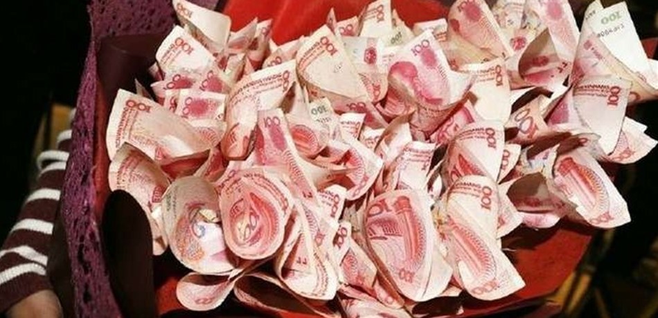 أهداها باقة من النقود بقيمة تتخطى 50 ألف دولار.. ولكن رومانسيته لم تقدّر! 