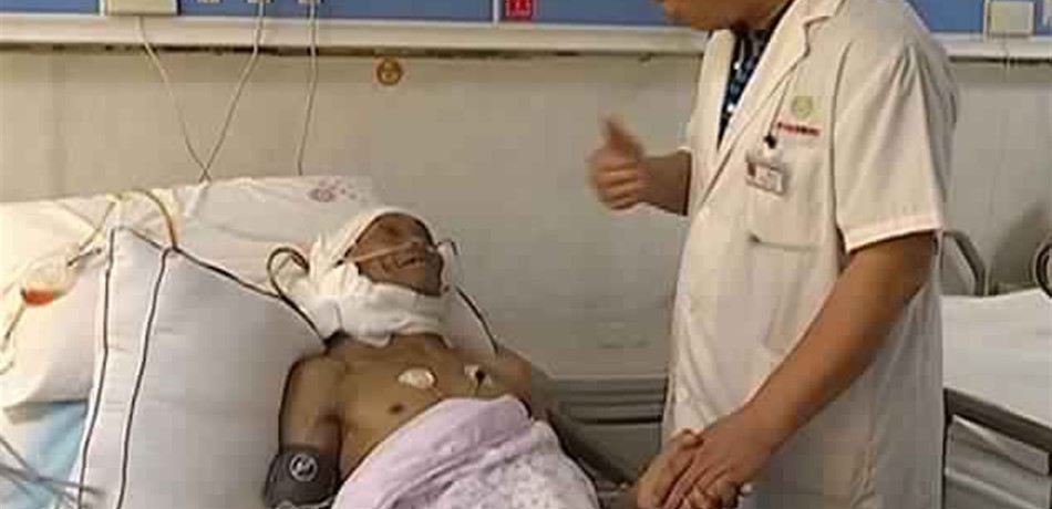 بالصور: ورم يزن 33 كيلوغراماً في رقبة مسن.. شاهد!