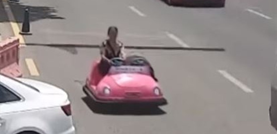 بالفيديو.. امرأة تقود سيارة ملاهي في شارع مزدحم