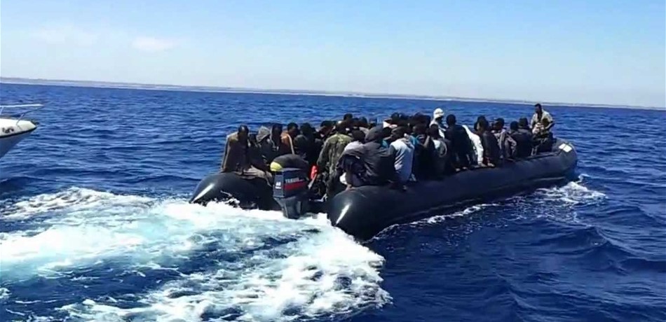 انتشال جثث 11 مهاجراً وإنقاذ 67 آخرين قبالة سواحل تونس