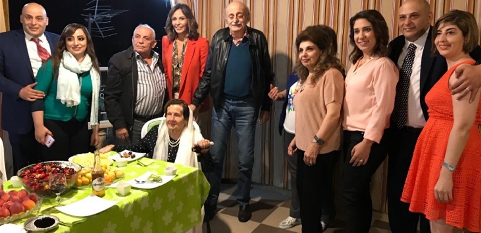 بالصورة: جنبلاط في سهرة من العمر.. "كان التّعاطي أفضل"!