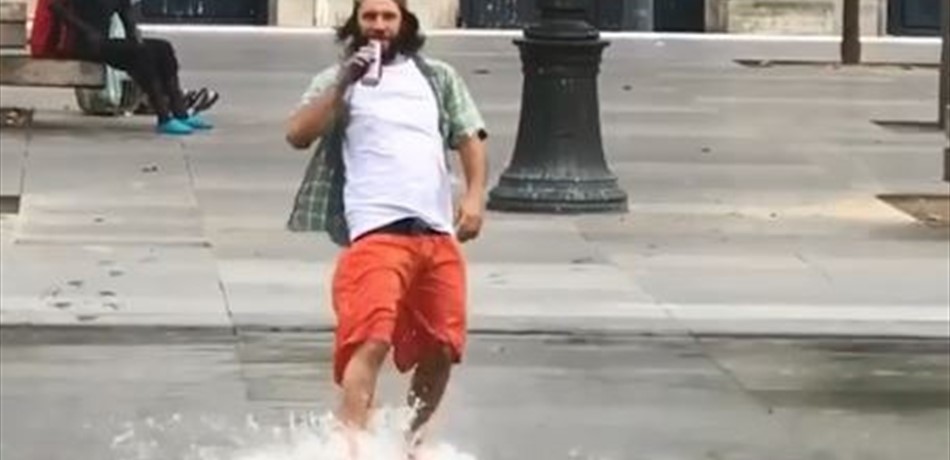 بالفيديو.. شاب يستعرض مهاراته بالتزحلق على المياه