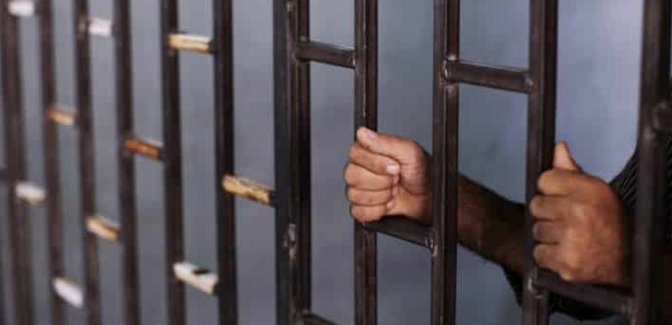 فتاتان تُغويانِ عسكرياً في شرطة بيروت.. هكذا هرّبتا سجيناً خطيراً!