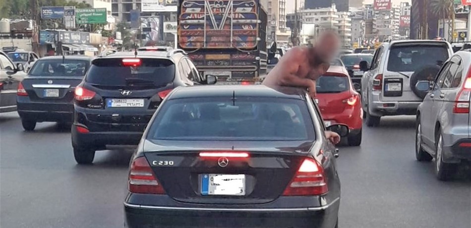 نصفه يتدلى خارج السيارة.. صورة تستفز المتابعين