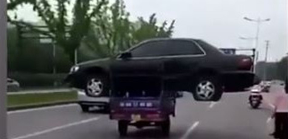 بالفيديو.. هل هذه أغرب طريقة في نقل السيارات؟