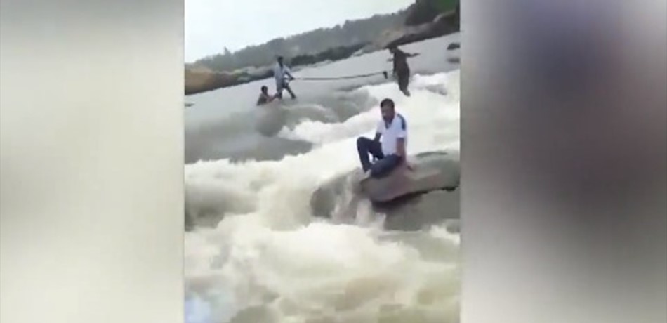 بالفيديو: نزهته لم تكتمل.. مياه النّهر جرفته وأودت بحياته!
