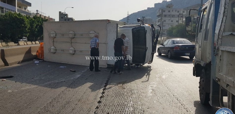 بالصورة.. حادث وانقلاب "بيك آب" على أوتوستراد القلمون!