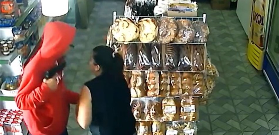 بالفيديو: خاطرت بحياتها أمام لصٍّ مسلّح.. لمنعه من سرقتها! 