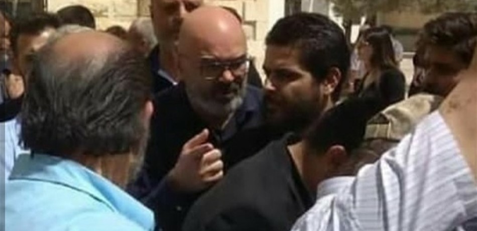 بالصور: وسط حزن شديد.. ناصيف زيتون يودّع والده 
