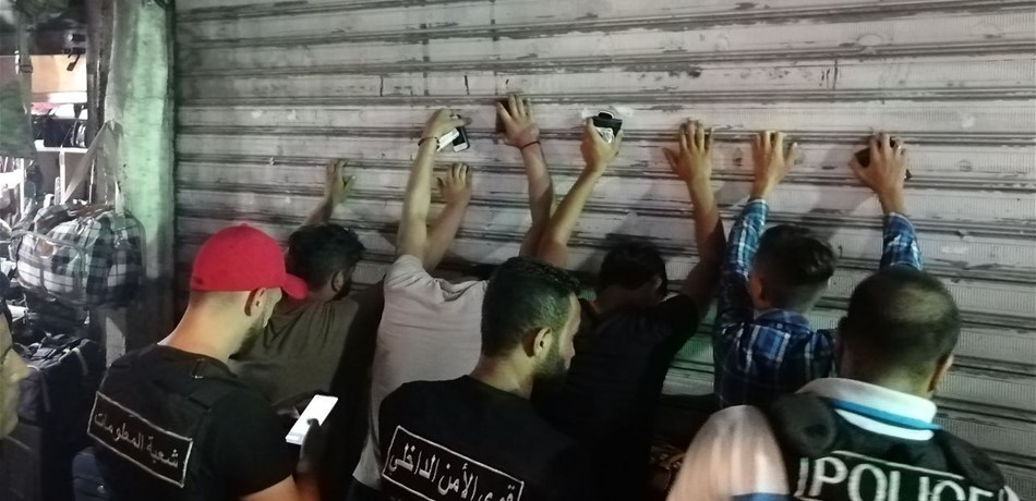 بالصورة.. توقيف شبّان يقومون بالإساءة للمارّة في أسواق طرابلس