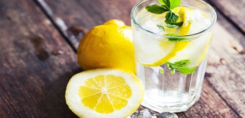 10 أسباب تدفعك لشرب ماء الليمون