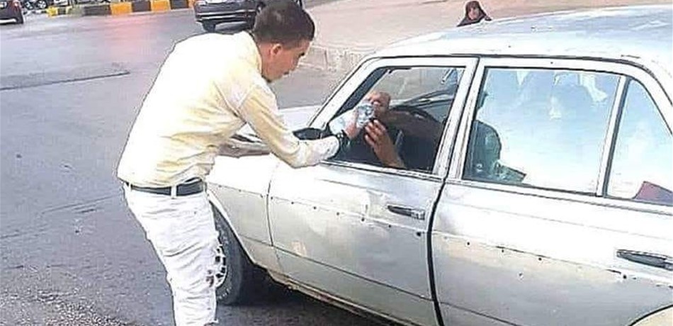 بالصور.. شاب لبناني يثير ضجّة: "دعولي ترجعلي حبيبتي"