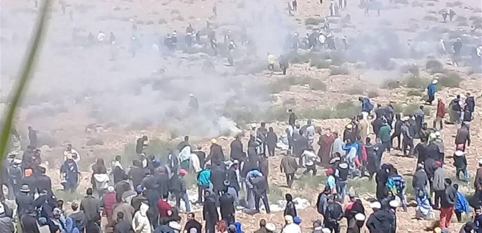 بالفيديو.. اعتقال شاب تبعه الآلاف إلى جبل بحثاً عن كنز!