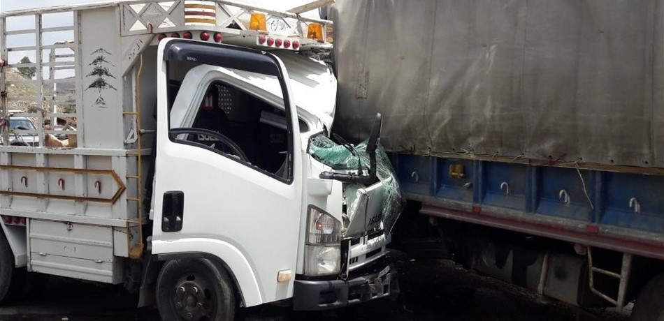 بالصورة: حادث بين شاحنة و"بيك آب".. وسقوط جريح!
