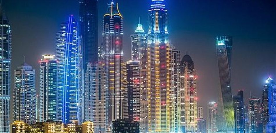 صحيفة أميركية: دبي تُمعن بالإنفتاح.. حفل على "بيسين" وتقاليد رمضان من الماضي!