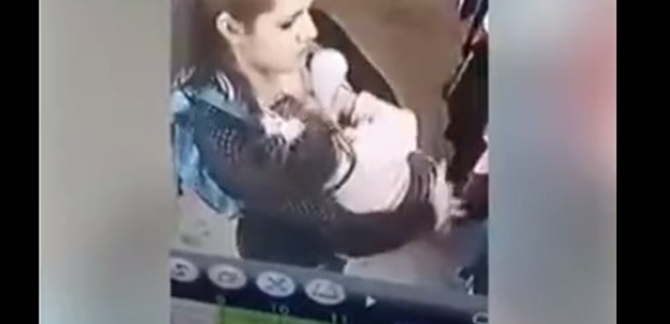 بالفيديو: أمٌّ تتجرّد من "أمومتها".. هذا ما فعلته بطفلتها!
