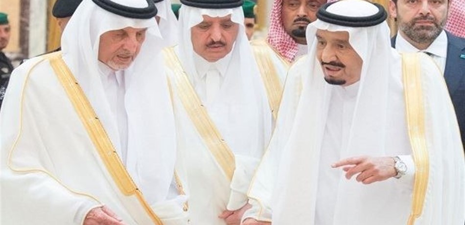 بالصور.. الحريري يؤدي صلاة العيد الى جانب الملك سلمان