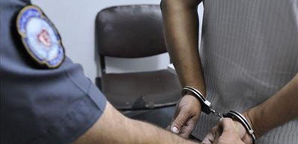 بالتفاصيل: سجناء يعتدون على عناصر مخفر سوق الغرب.. وفرار أحدهم
