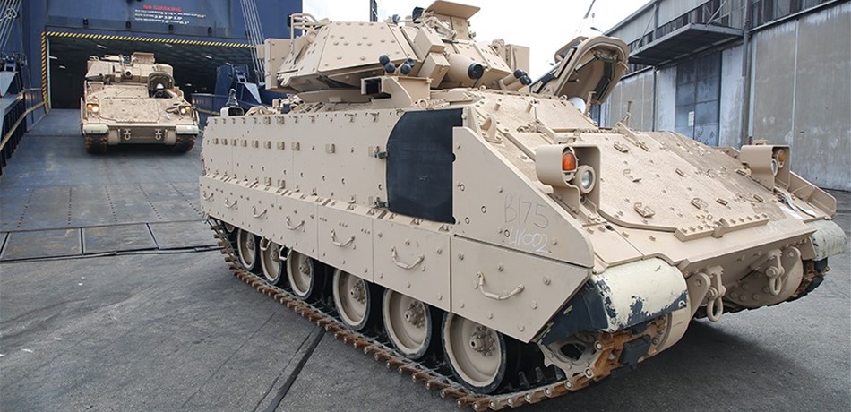 بالفيديو.. الجيش يتسلّم آليات قتال مدرعة من نوع BRADLEY