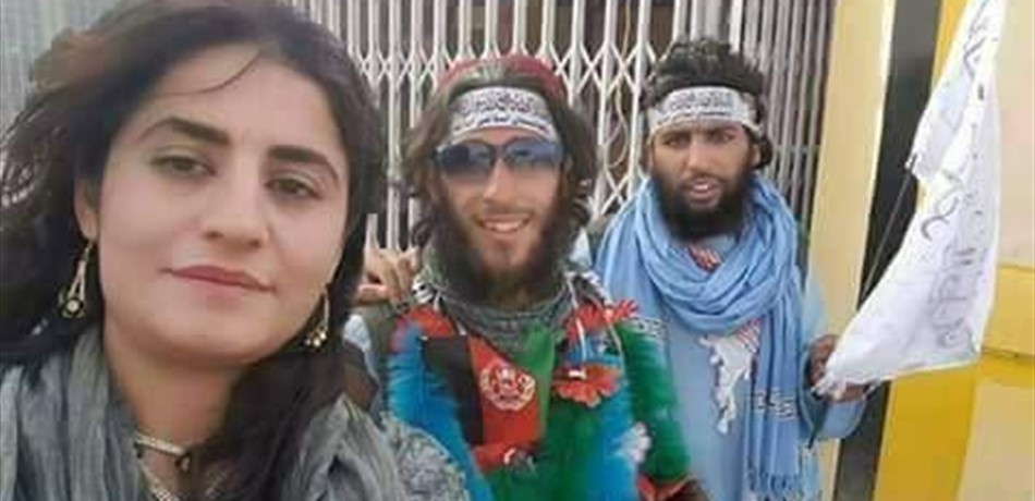 لأوّل مرّة.. سيلفي إمرأة غير محجبة مع عناصر "طالبان"!