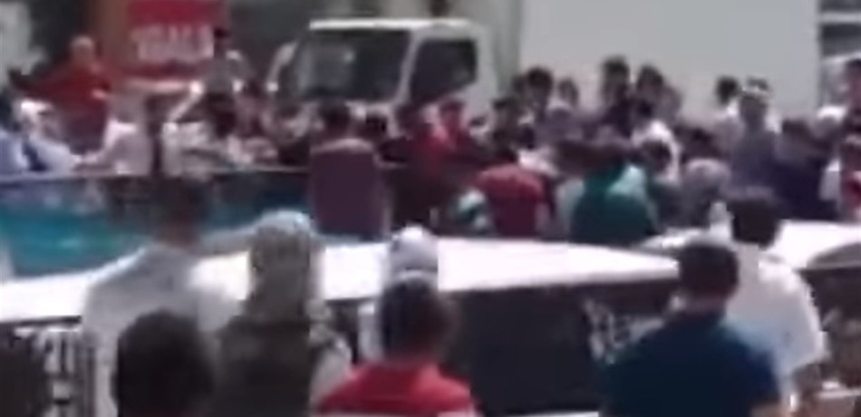 بالفيديو.. أتراك ينقذون طفلاً سعودياً من أبيه!