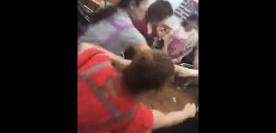 بالفيديو: مشاجرة نسائية في مركز تجميل.. بسبب شكل الحاجب!