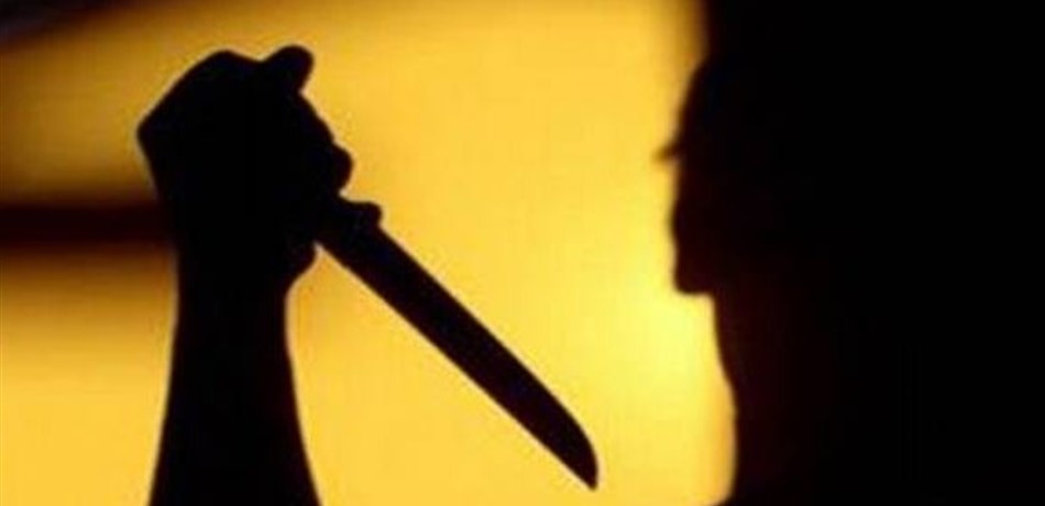 اختلفت مع أهلها.. فطعنت نفسها بالسكين!