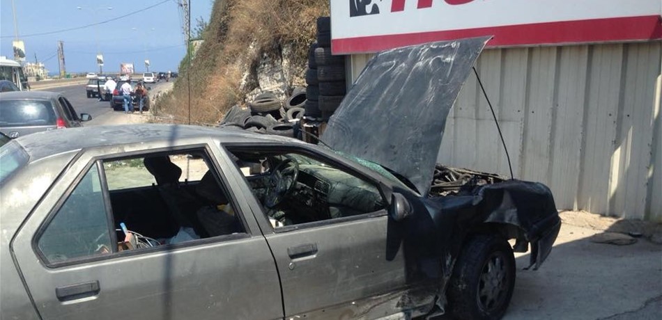 بالصور.. جرحى باصطدام سيارة بالفاصل الإسمنتي في الصفرا!