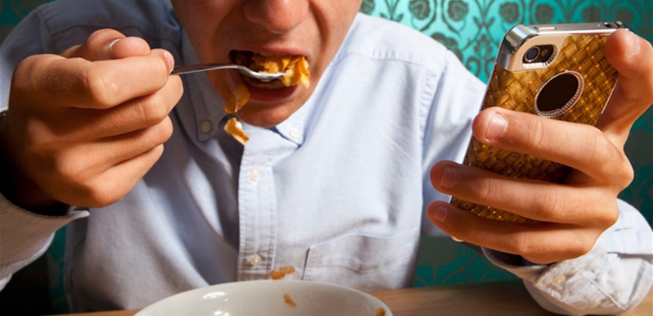 لهذا السبب.. احذروا من استخدام هاتفكم أثناء تناول الطعام