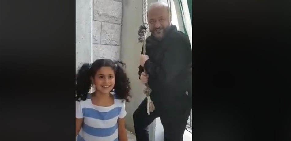 بالفيديو: في عيد السّيدة.. الرياشي يدقّ جرس الكنيسة!