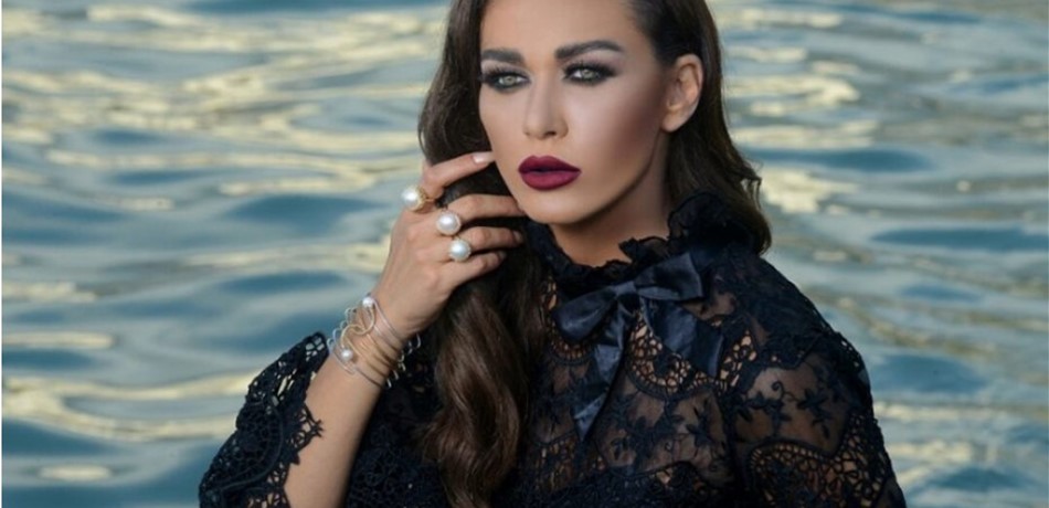بعد اعتزالها مواقع التواصل.. نادين الراسي تعود بصور "مُشفّرة" وجريئة