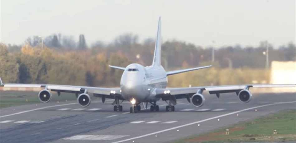 تعطل محركها وعلى متنها 500 سائح.. هذا ما جرى لطائرة بوينغ 747
