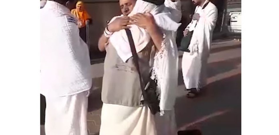 بعدما فرقتهما الحرب قبل 7 سنوات.. شقيقان سوريان التقيا في الحج