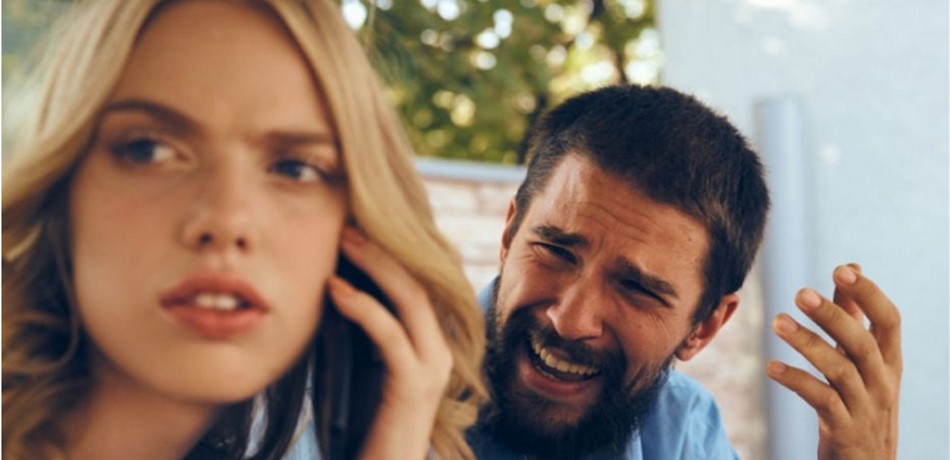 5 إشارات تُظهر عدم احترام شريككِ لخصوصيتك