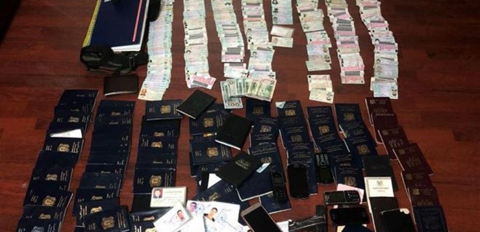 بالصور: يهرّب ويحتجز ويبتز سوريين لقاء مبالغ مالية.. بقبضة "المعلومات"!