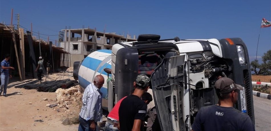 بالصورة: انقلاب "جبّالة" على اتوستراد المنية - الضنية